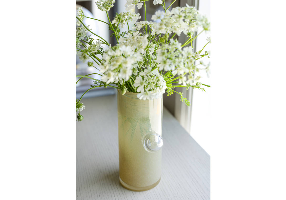 Vase moderne en verre soufflé à la main avec détail bulle jaune beurre pour salon et salle à manger