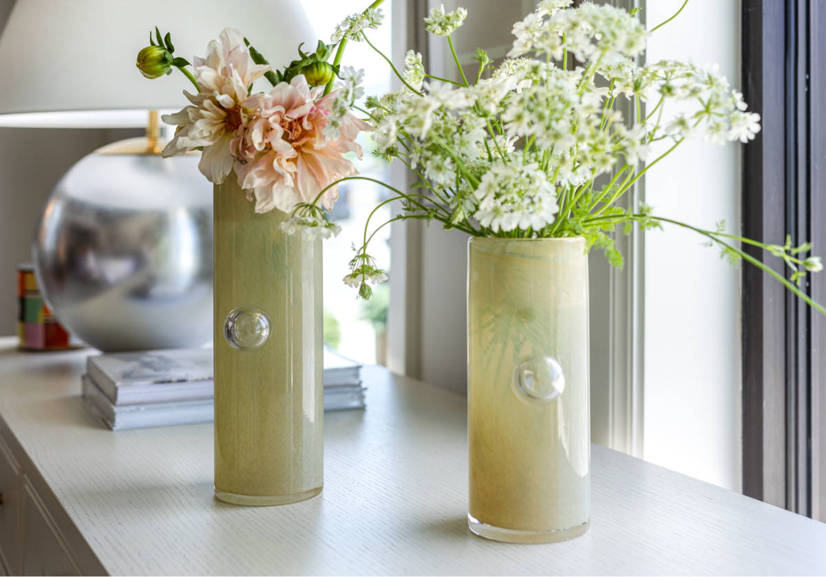 Vase moderne en verre soufflé à la main avec détail bulle jaune beurre pour salon et salle à manger