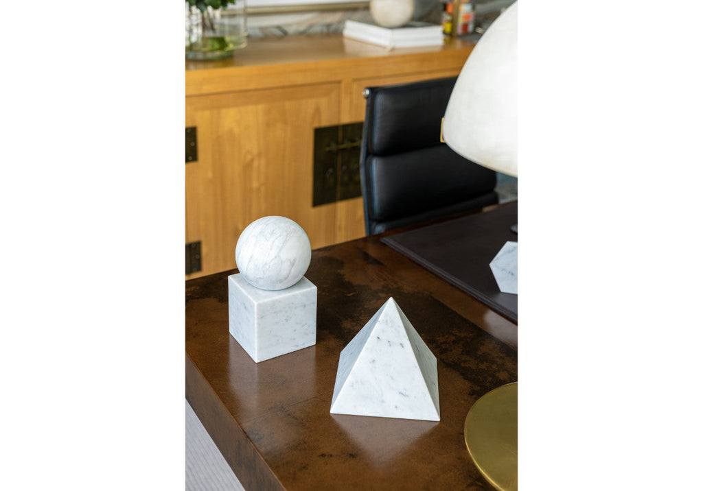 Sculpture géométrique minimaliste en marbre de Carrare avec design multi-formes en pierre massive pour salon et bureau