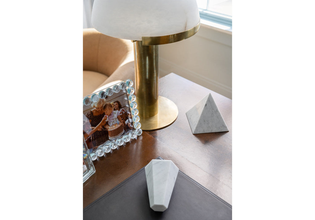 Sculpture géométrique minimaliste en marbre de Carrare avec design multi-formes en pierre massive pour salon et bureau