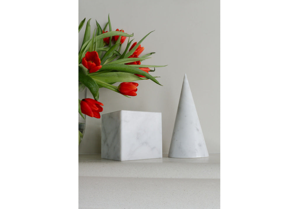 Sculpture géométrique minimaliste en marbre de Carrare avec design multi-formes en pierre massive pour salon et bureau