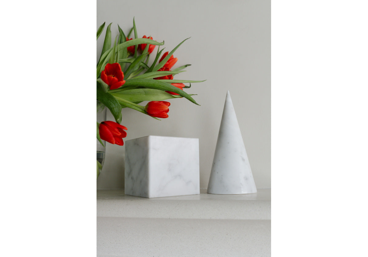 Sculpture géométrique minimaliste en marbre de Carrare avec design multi-formes en pierre massive pour salon et bureau