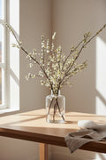 Branche de fleurs de prunier blanches synthétiques orientales avec vase en verre transparent pour entrée et salon