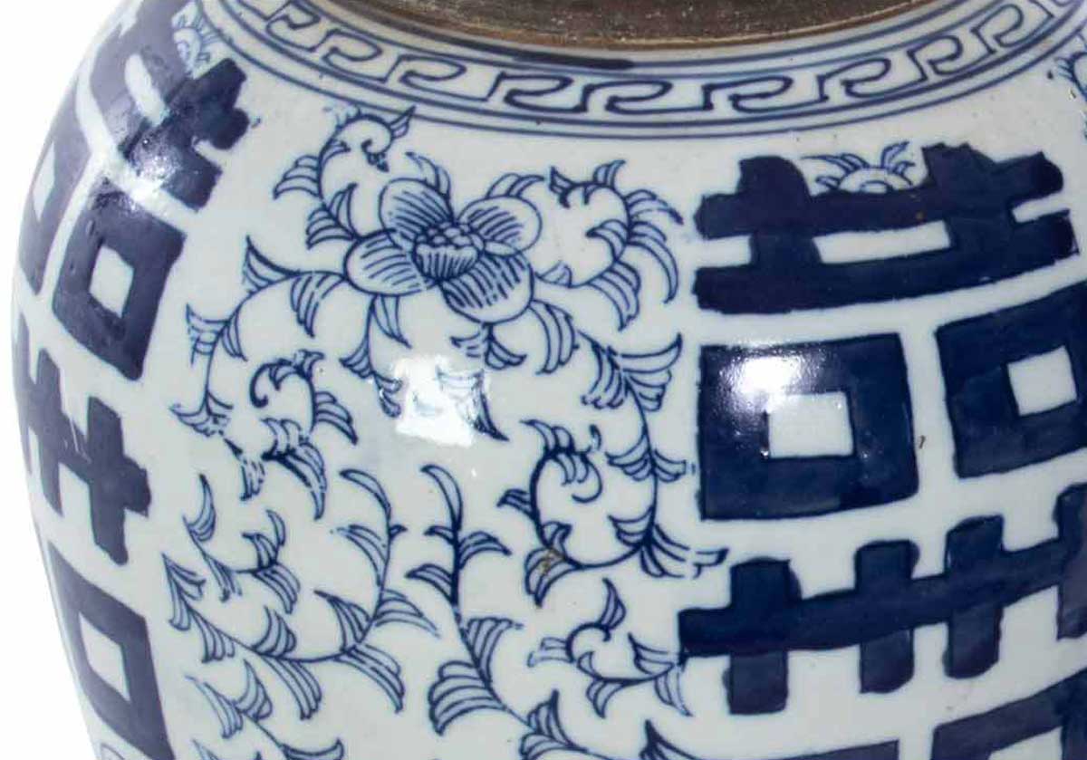 Grand vase en porcelaine orientale "Double Bonheur" à décor floral pour salon et bureau