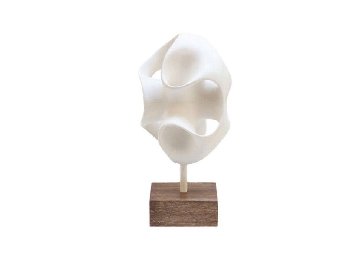 Sculpture Mobius moderne en résine et bois avec base en résine blanche et bois dur naturel pour salon et bureau